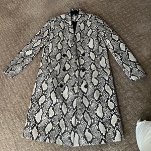 Beautiful coat ! Women’s size medium black/white